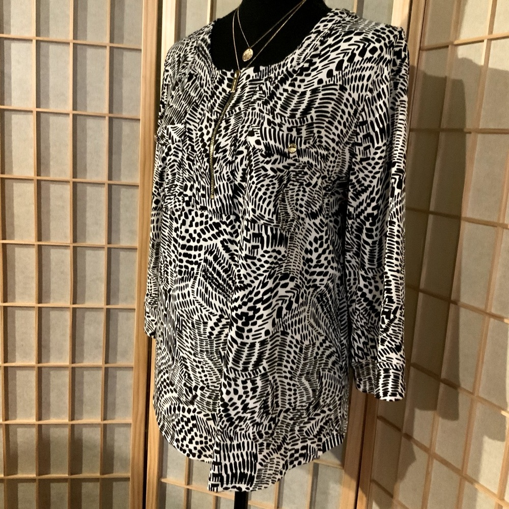 Ellen Tracy - Black/white swoop neck top with front zipper. SzM